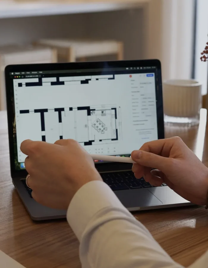 Création de plan d’aménagement sur ordinateur portable avec stylet.